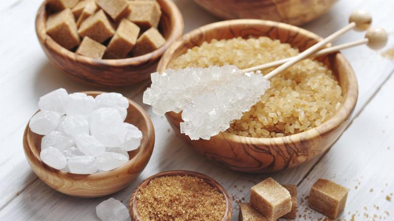 Các loại đường mía phổ biến trên thị trường: đường phên, đường thẻ, đường tinh luyện và đường vàng, với sự khác biệt về màu sắc và hình dạng.